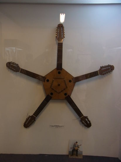 Gitarre für 5 Arme/Hände