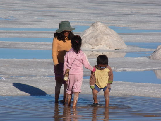 Und die Kinder des Hauses spielen im Wasser und ärgern den Kleinen