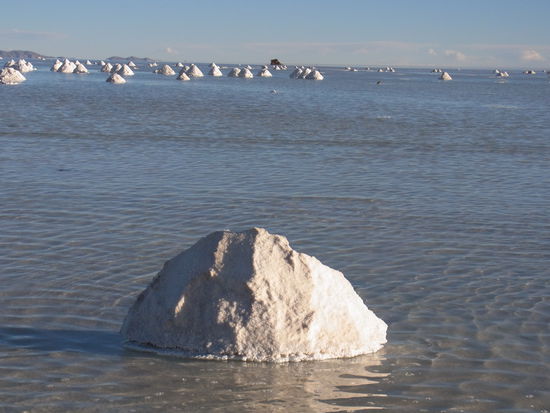 Salz, Salz Salz,
die Haufen werden zusammengeschoben, damit sich das Wasser vor der "Ernte" absetzen kann