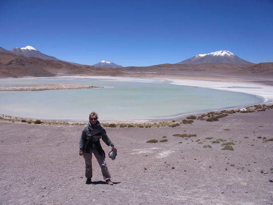 eine andere Lagune mit eisbedeckten Gipfeln im Hintergrund