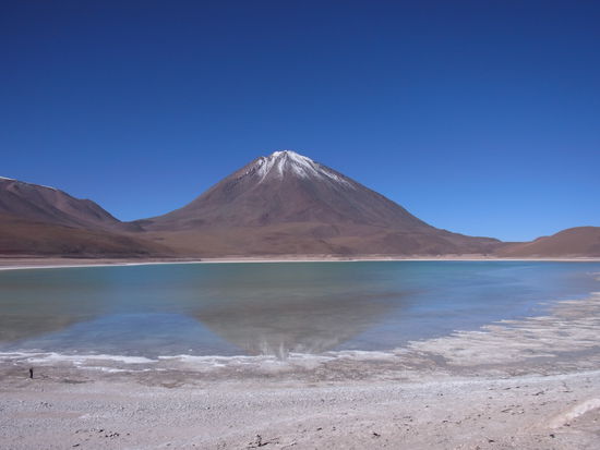 "Laguna verde" in der sich der erloschene Vulkankegel spiegelt