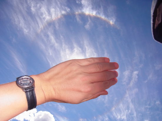 Herrlicher Sonnenschein mit einem seltsamen Regenbogen um die Sonne