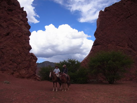 Hoch zu Ross vor der "Puerta del Diablo"