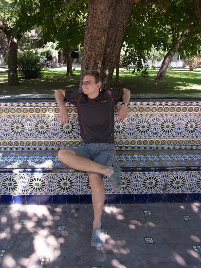 wunderschön geflieste Bänke unter Bäumen auf der "Plaza Espana"