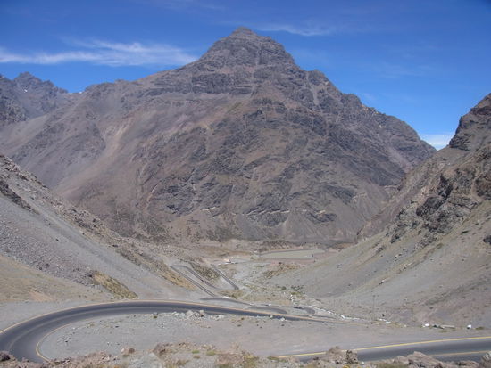 die Serpentinen schlängeln sich Haarnadelkurve um Haarnadelkurve nach unten