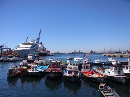 Hafenabsicht mit Fischerbooten und Luxusdampfer