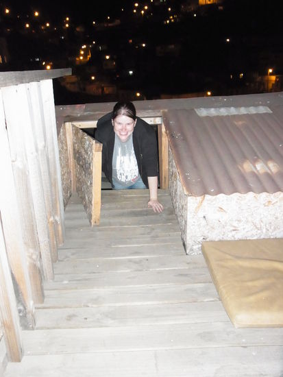 Mariana zeigt uns den Weg durch die Luke...
Endlich am Ziel