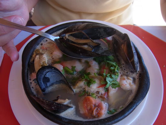 Unterwegs kehren wir im Fischrestaurant ein.
Suppe mit Meeresfrüchten für umgerechnet 4,50 Euro