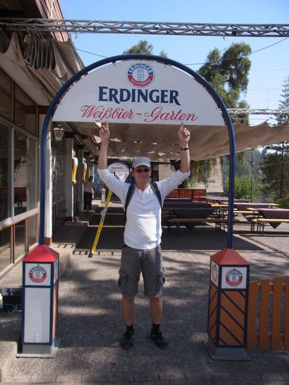 Biergarten.
Hurra - richtiges Bier gibt es hier