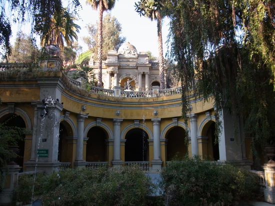 Eingang zum märchenhaften Hügel mitten in der Stadt