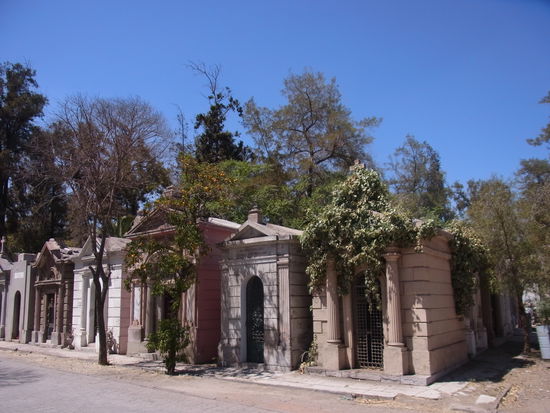 durch den Friedhof führen sogar mit dem Auto befahrbare Strassen.
Muss so etwas sein??