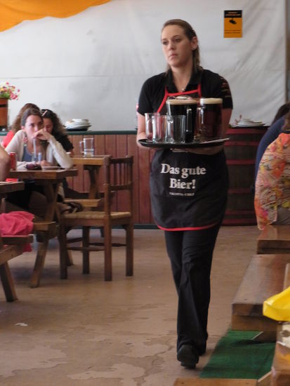 Die Kellnerin bringt "das gute Bier"