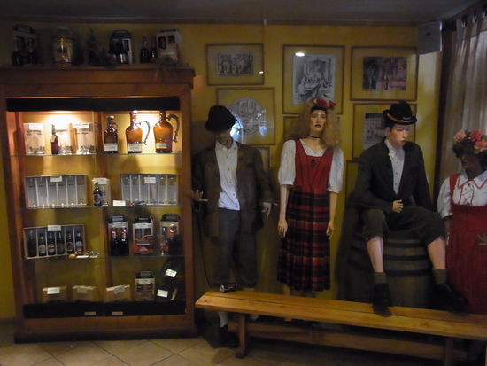 Drumherum gibt es so manches zu sehen:
Puppen in altdeutscher Tracht