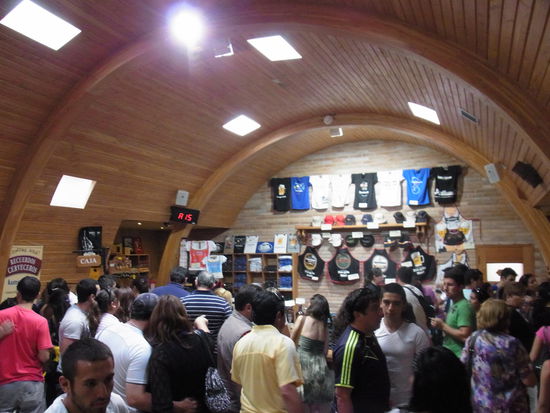 oder man kauft, was das Zeug hält:
selbst im Souvenirshop muss man eine Wartenummer ziehen...