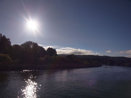 Abendsonne über dem Fluß