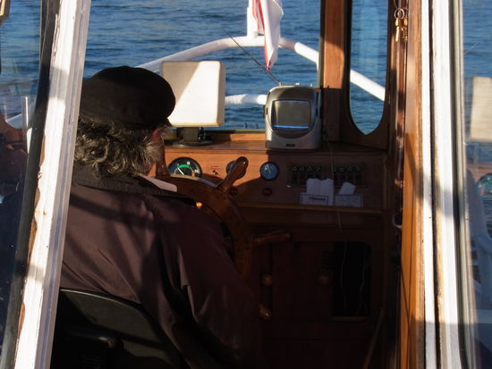 Männer können doch 2 Sachen gleichzeitig:
Schiff steuern   u n d   fernsehen