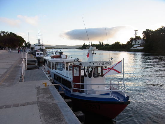 Ahoi - zwischen Kapitäns-Cockpit und Fahrgastraum hatten wir von oben eine fantastische Aussicht auf der "Explorador"