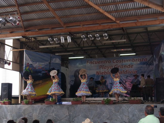 hübsche junge Frauen tanzen...