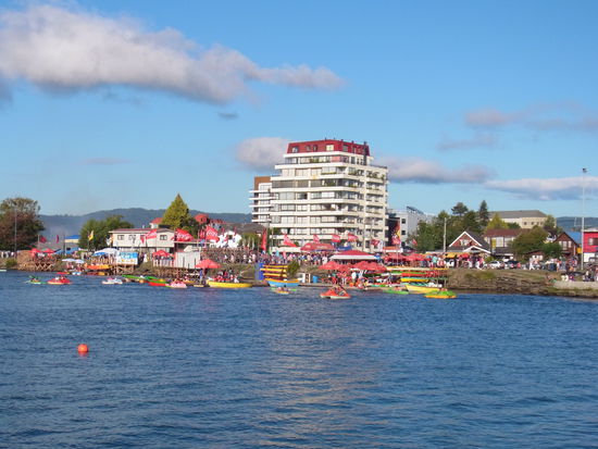 buntes Treiben auf dem Wasser vor der Promenade
