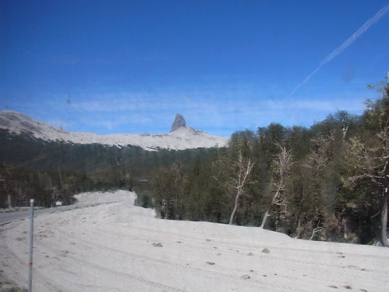 Foto wurde hinter schmutzigen Bus-Fenstern aufgenommen und lässt nur vage ahnen, wie es wirklich aussieht da draussen