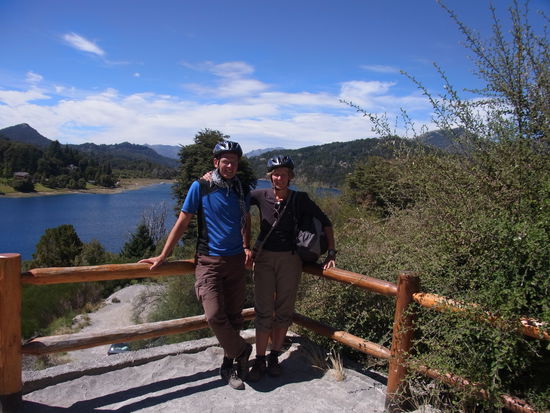 1. Station:
Aussichtspunkt neben dem teuersten Hotel der Gegend, dem "LLAO-LLAO"