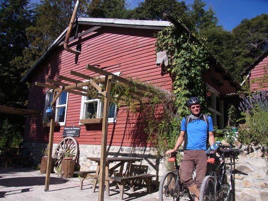 5. Station:
vor der Brauerei Gilbert, wo der Hopfen gleich am Haus wächst