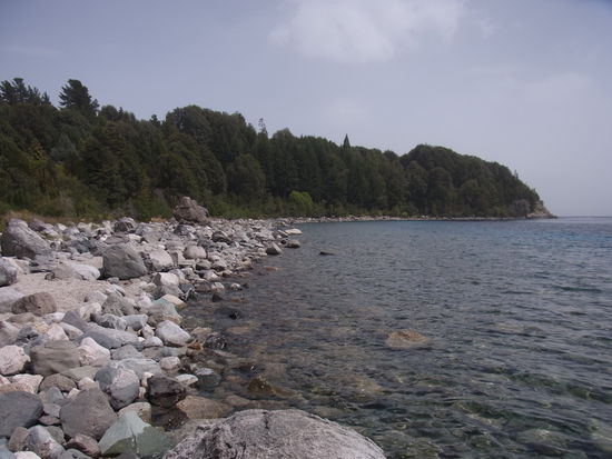 Steinstrand am "Lago Nahuel Huapi"