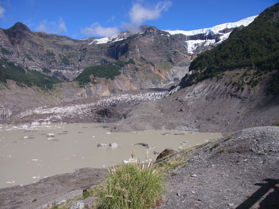 da kommt er angewalzt, der graue Gletscher (zwischen den Hügeln) und das aufgetaute Eis im See sieht auch ziemlich trübe aus...