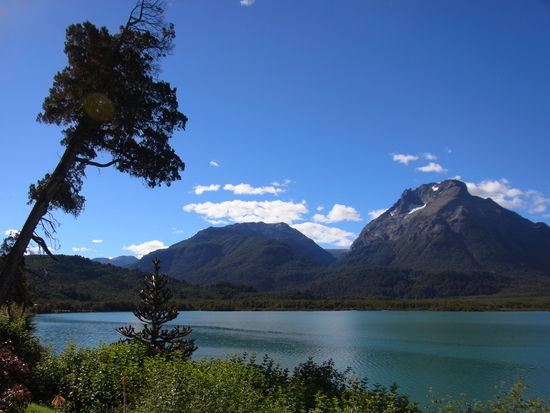 Blick auf den See mit Hotel im Rücken
