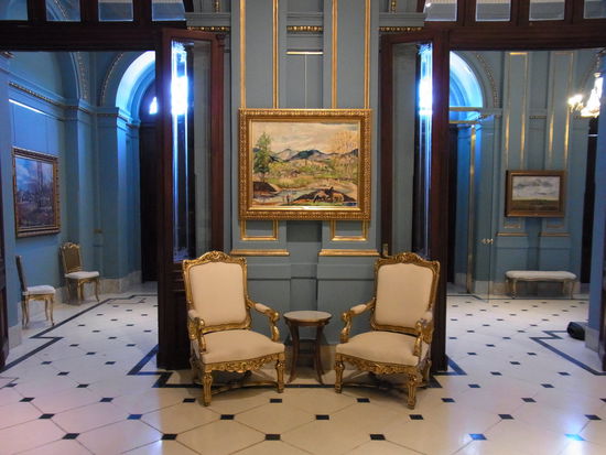 Hier werden die Staatsgaeste empfangen zum Haendeschuetteln und Fotoshooting