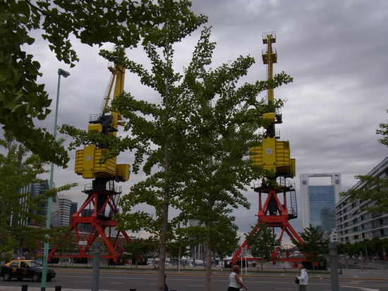 dutzende alte ausgemusterte Kraene beleben das Hafenbild
