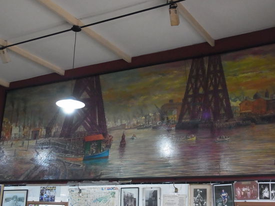 ein riesiges Wandgemaelde in dem Laden 
von der alten Bruecke in "La Boca"