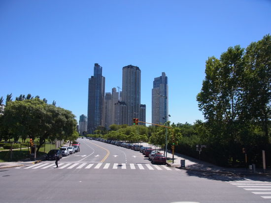 Blick vom Oberdeck auf ein paar der vielen Hochhaeuser