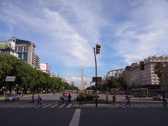 die breiteste Strasse der Welt mit dem beruehmten weissen Obelisken im Hintergrund