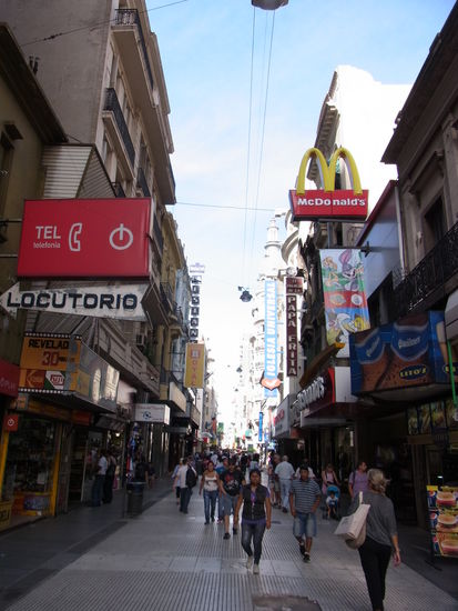 Mitten in einem Einkaufsviertel