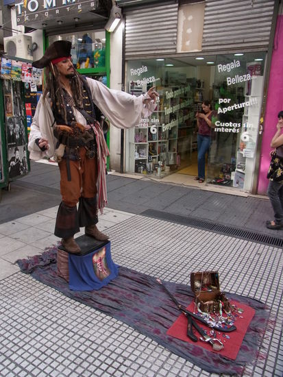 Der einzige Strassenkuenstler mit "Standbild" fuer den ich bisher "Fotogeld" bezahlt habe.
Der sah perfekt aus und die gesamte Mimik und Gestik hat gestimmt.