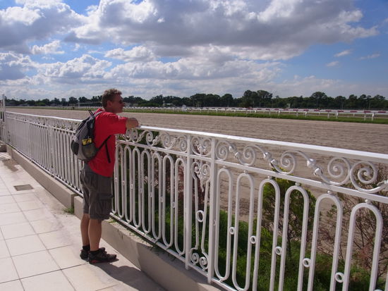 eine riesige Galopprennbahn, bekannt in der ganzen Welt.