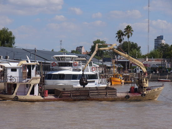 in Tigre werden die Fahrrinnen regelmaessig von den staendigen Ablagerungen befreit