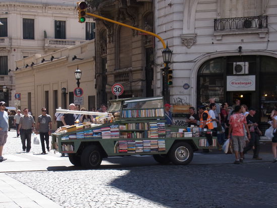 ein echter Hingucker: Buecherauto