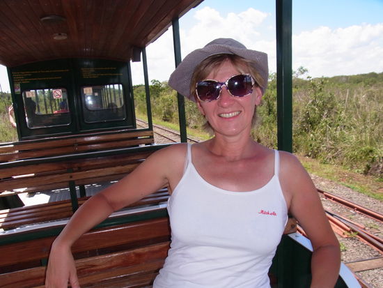 Zuerst fahren wir mit einer kleinen Bimmelbahn bis an Ende der Anlage