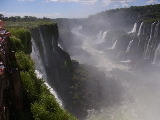 Blick von der Teufelsschlucht in den Canyon, wo sich  der Fluss dann irgendwo wieder vereint und geordnet weiter fliesst