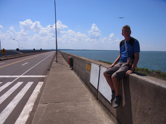 Halt und kurze Pause auf der ueber 2 km langen Staumauer...