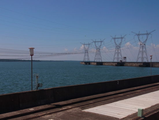 ...mit einem Blick ueber den unendlich grossen Stausee.