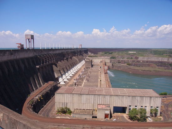rechts kommt das "turbinierte" Wasser wieder zusammen und fliesst den Parana hinunter