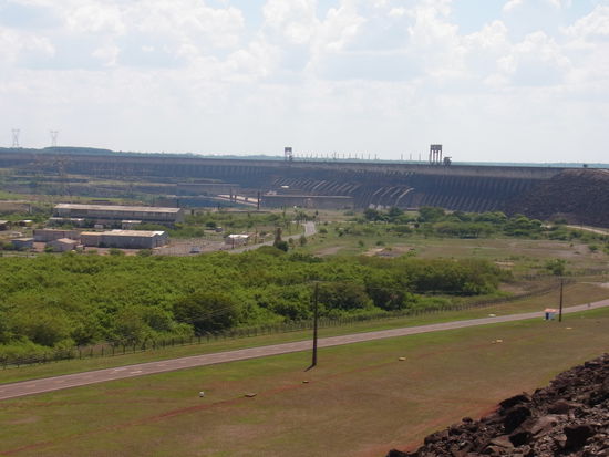 das Ausmass der gesamten Anlage ist gut von der Staumauer zu ueberblicken