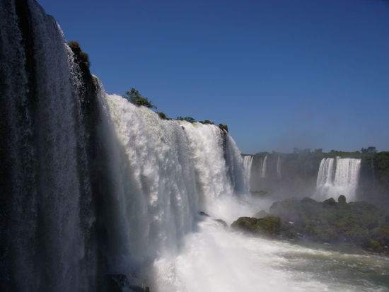 ...und rast neben uns in die Tiefe.