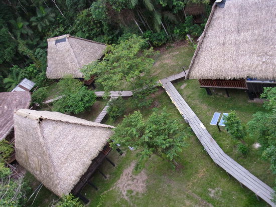 Unsere Lodge von oben
links unten in der Hütte haben wir unser "Zimmer",
rechts der "Gemeinschaftsraum"