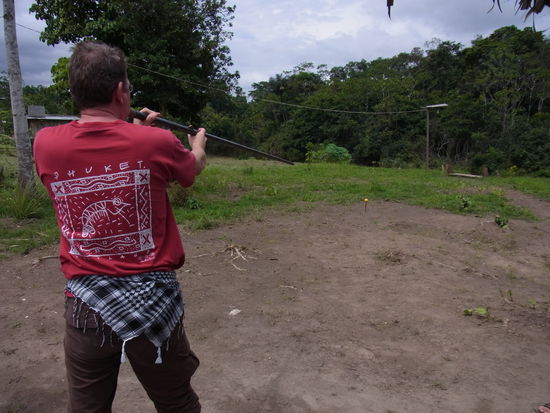 Blasrohr schiessen - Mann auf Jagd nach der Apfelsine
- man kann sie gerade noch erkennen-