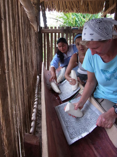 ...und ich versuche mich am Yucca-Raspeln
...geht schwerer als es aussieht