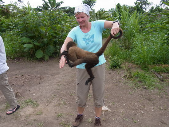 ...da knöpfe ich mir lieber das Hausäffchen vor,
der ist so was von verspielt...